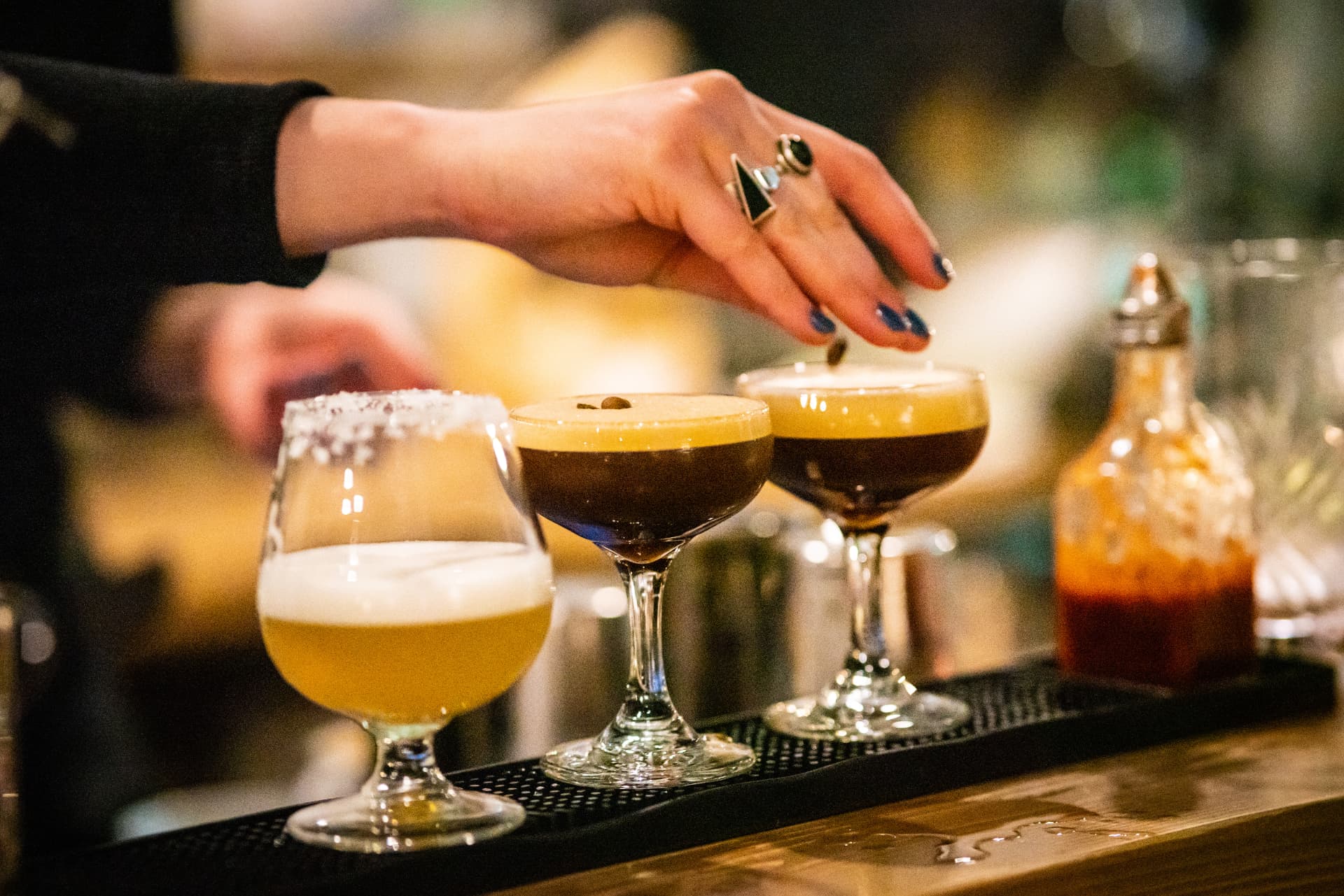 Espresso martinis et bière servis au bar