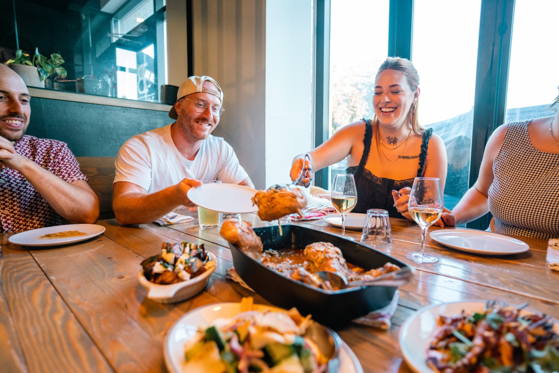 Clients qui rient autour d'une table bien garnie