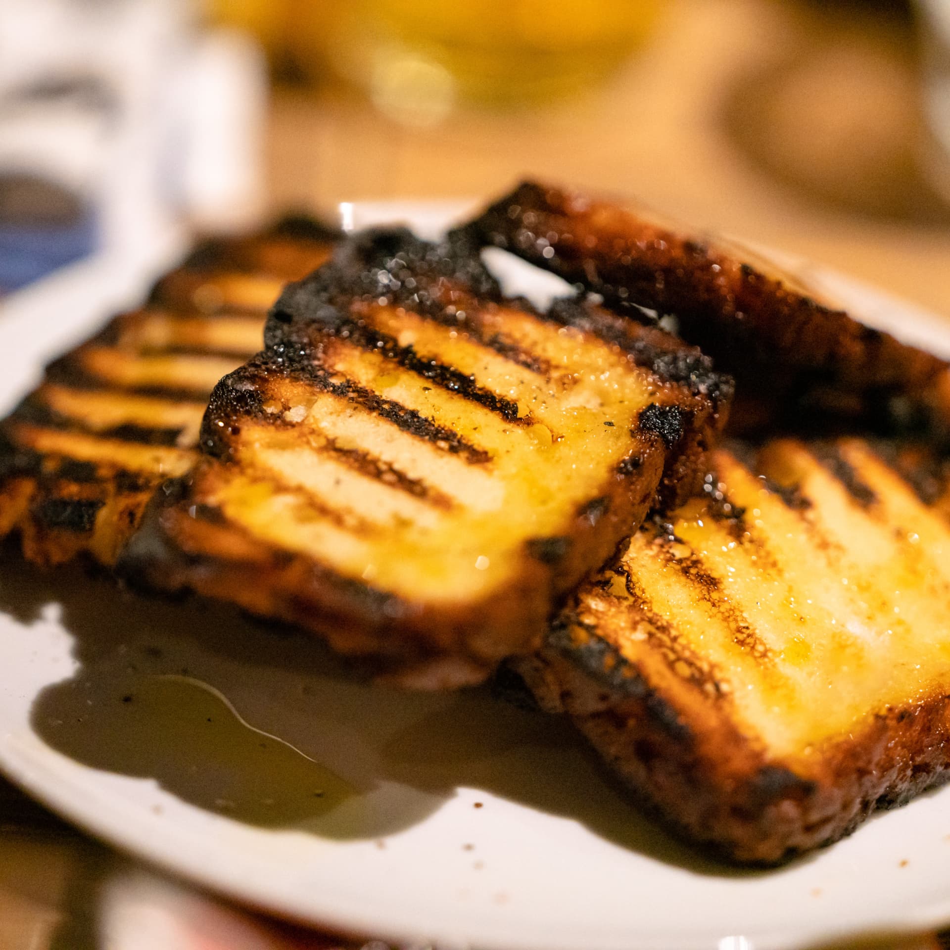 Pain grillé sur la flamme